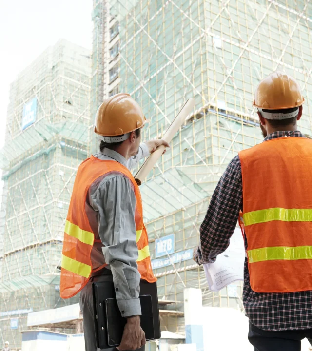 Contractor_Explaining_Work_original_470502